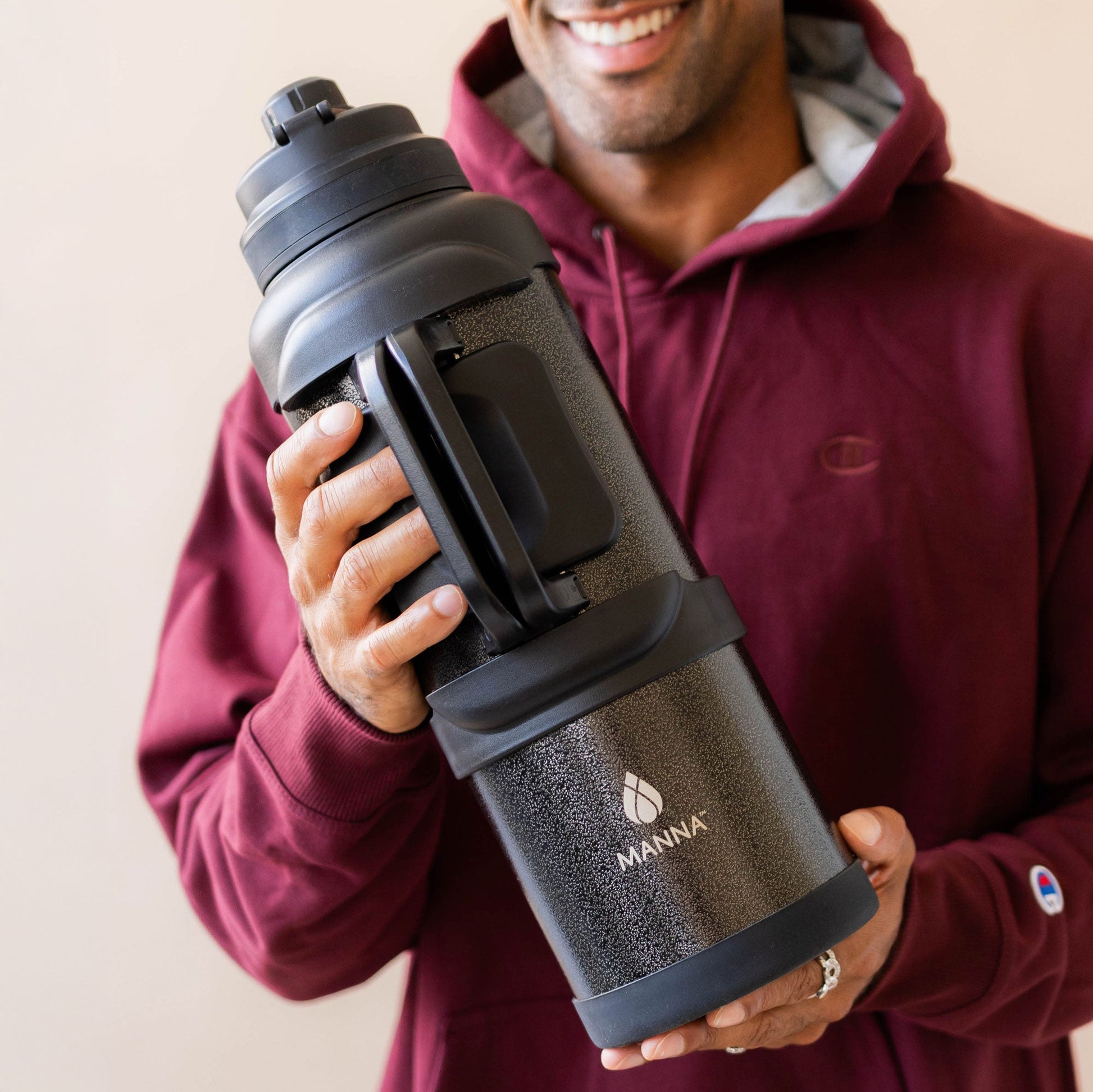 4l-titan-bottle-135-oz-m4 5Manna_Website_Lifestyles-29.jpg